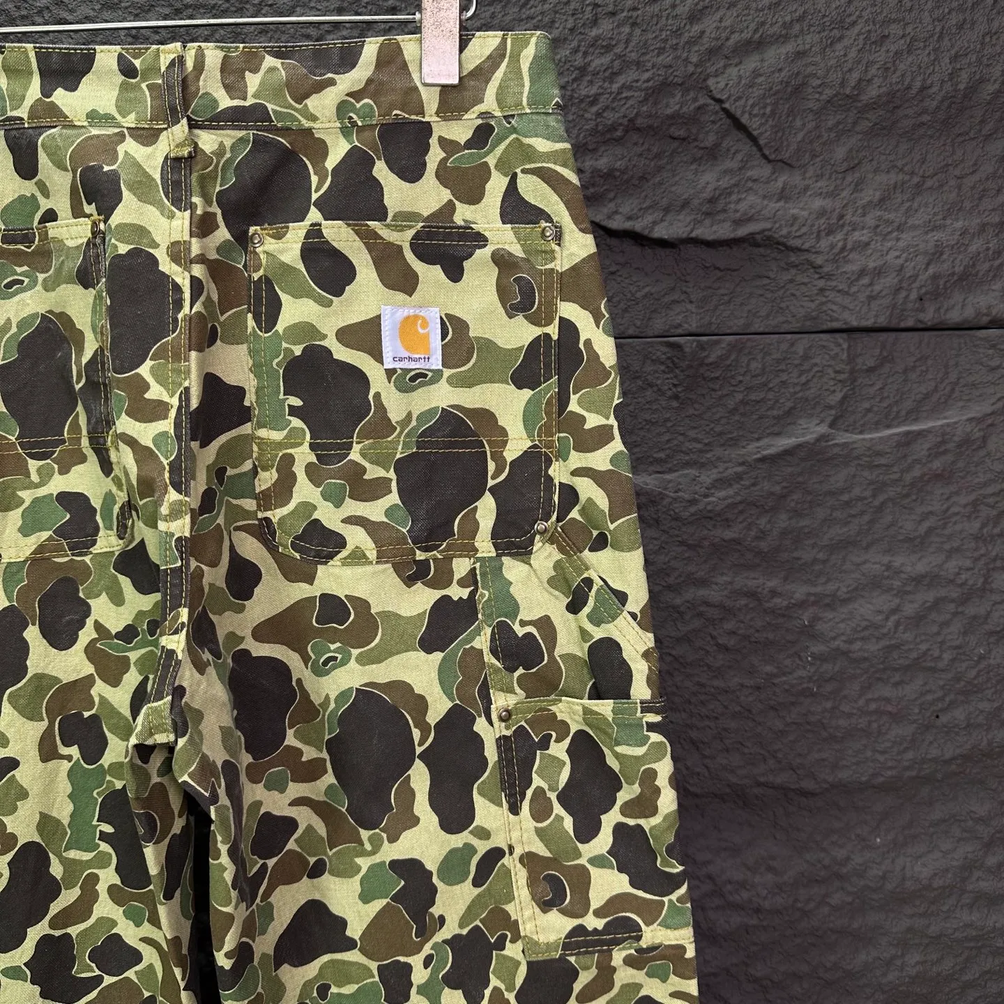 Carhartt 2026 New Arrival 3D Digital Printing Camouflage Retro Work Wear Couple Loose Jeans High Version High Version Top Ceiling Quality Styles with different washed textures, very friendly to people with thin legs and thick legs. The straight version is very flattering to the leg shape. Moderate length that never goes out of style, easy to match with casual, basic styling for various styles, a must-have in the wardrobe! The fabric is stiff but also makes the upper body soft without losing texture. The washing process is even more perfect. It is a must-have item for everyone! ! ! Washed wheat, hang tag, pants label, three complete labels Color: camouflage green Size: 28, 30, 32, 34, 36 (five sizes)